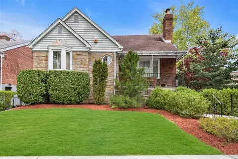 1221 Pelham Pkwy N, New York, NY 10469