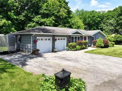 1 Louise Dr, New Windsor, NY 12553