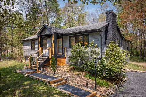 6 Robinson Ln, Lloyd, NY 12528