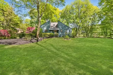2316 Granville Ct, Yorktown, NY 10598