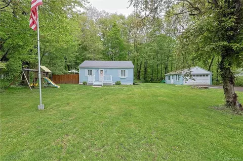 8 Inky Ln, East Fishkill, NY 12533