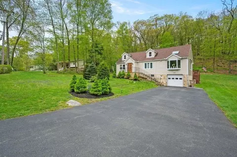 5 Butterfly Ln, Putnam Valley, NY 10579