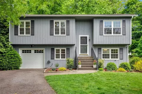 8 Old Village Ln, Katonah, NY 10536