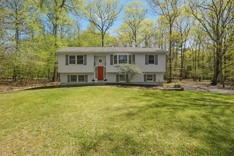 113 Maple Ln, Mount Hope, NY 10963