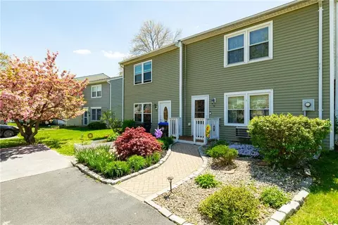 9 Greenhouse Ln, Poughkeepsie, NY 12603