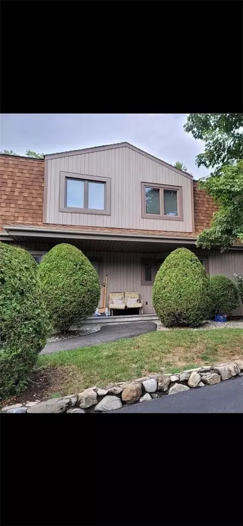 22 Meadowlark Cir, Peekskill, NY 10566
