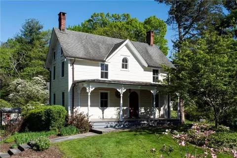 8 Orchard Dr, Rhinebeck, NY 12572