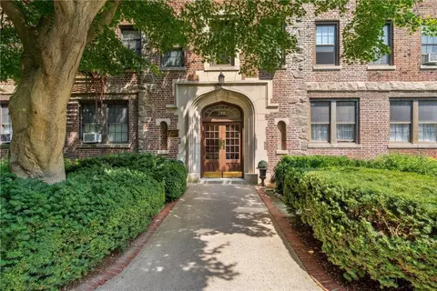 100 Parkway Rd #5D, Bronxville, NY 10708