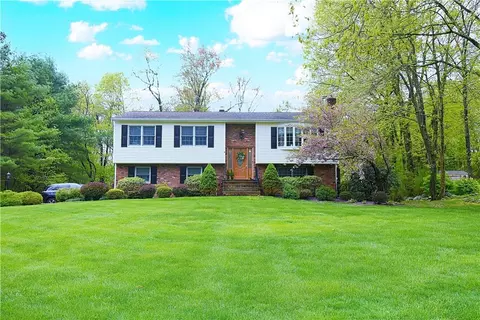 25 N Greenway Ter N, Mahopac, NY 10541