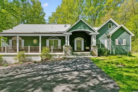 391 Grape Hollow Rd, Beekman, NY 12531
