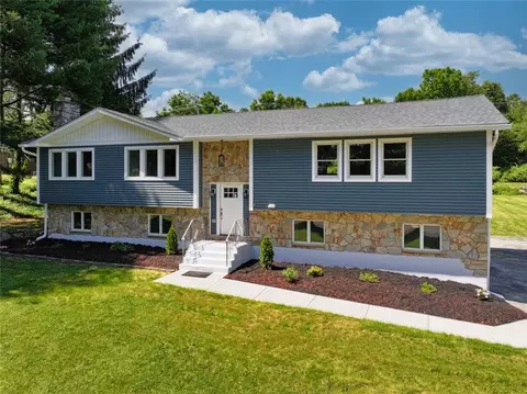 6 Mclaughlin Dr, Marlboro, NY 12542