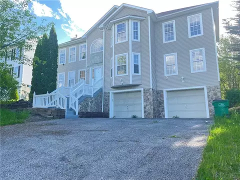 204 E Meadow Wind Ln, Newburgh, NY 12550