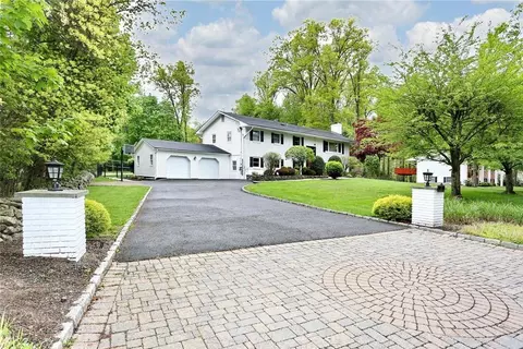 15 Little Brook Ln, Clarkstown, NY 10956