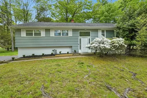 2 Mandon Ter, Clarkstown, NY 10956