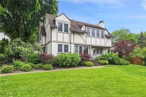 4 Oval Ct, Bronxville, NY 10708