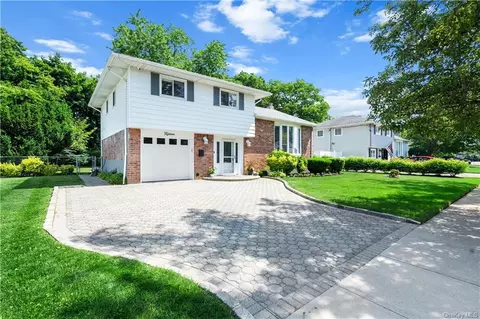 15 Linda Dr, Massapequa Park, NY 11762