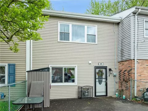 38 Hampton Ct, Wallkill, NY 10941