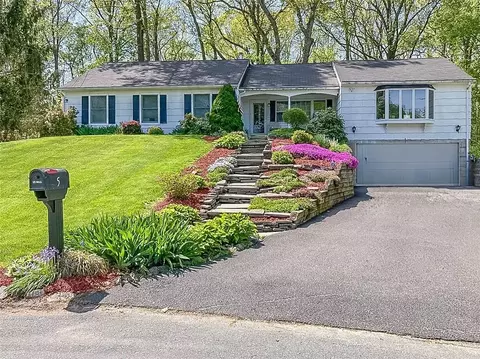 5 Acacia Ln, Hamptonburgh, NY 10916