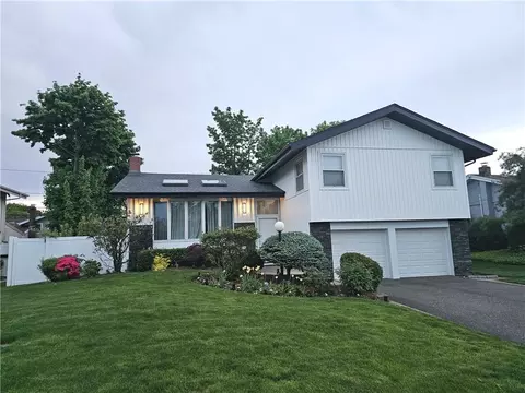 18 Friendly Ln, Jericho, NY 11753