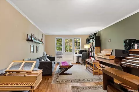 104 Pinewood Rd #2E, Greenburgh, NY 10530