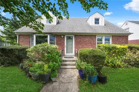 101 Cortland Ave, Hicksville, NY 11801