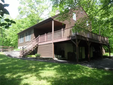 691 N Quaker Ln, Hyde Park, NY 12538