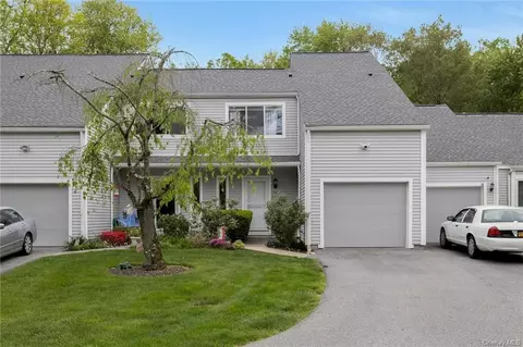 76 Cornwall Cir, Yorktown, NY 10598