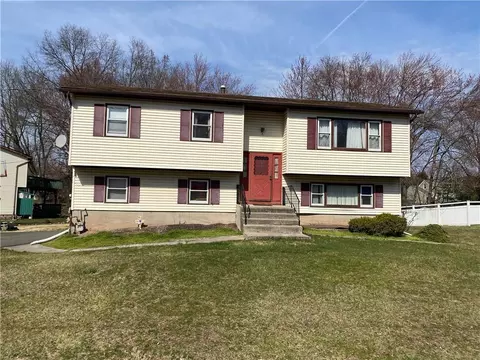 13 Phillips Ln, Clarkstown, NY 10994