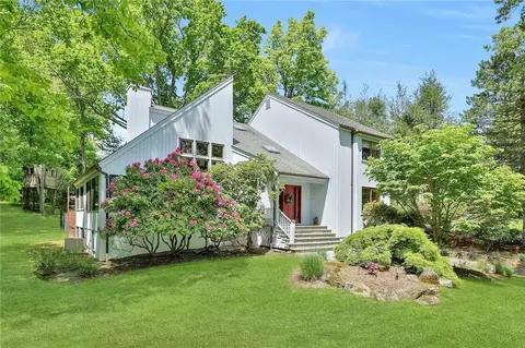 118 Deerfield Ln N, Mount Pleasant, NY 10570