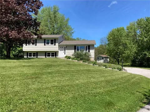 26 Goldfinch Dr, Salt Point, NY 12578
