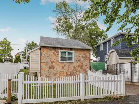 1027 Harding Park, Bronx, NY 10473