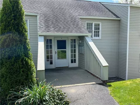 601 Holly Stream Ct, Southeast, NY 10509