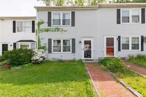 3 Greenhouse Ln, Poughkeepsie, NY 12603