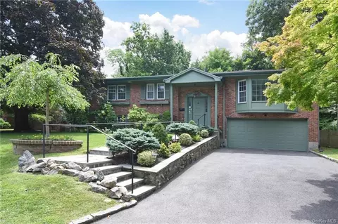 40 Sycamore Ln, Greenburgh, NY 10533