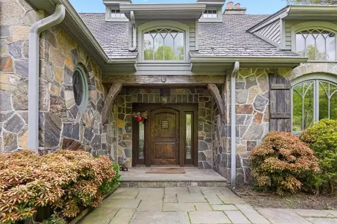3 Woodstone Farms Ln, Southeast, NY 10509
