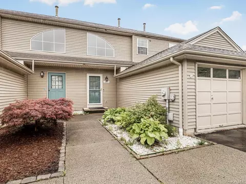 309 Auburn Ct, Fishkill, NY 12524