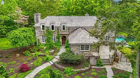 30 Siscowit Rd, Pound Ridge, NY 10576
