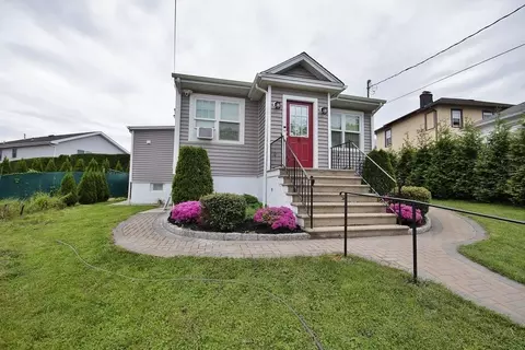 6 Richardson Pl, Eastchester, NY 10709