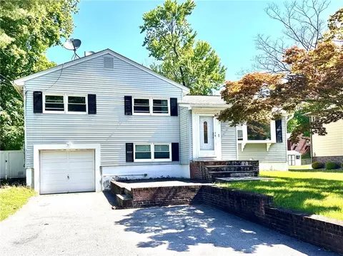 3 Sparrow Ln, Poughkeepsie, NY 12601