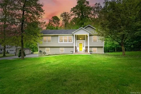 6 Tall Oaks Ln, Mount Hope, NY 10963