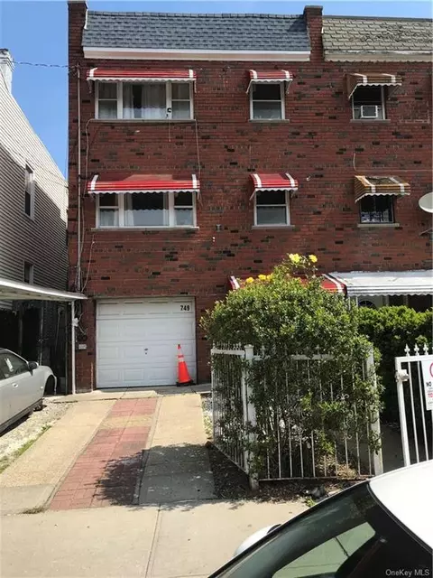 749 E 218th St, Bronx, NY 10467