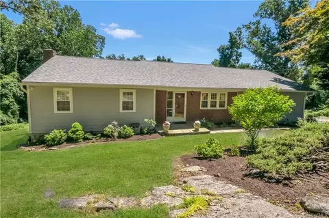 34 Derby Ln, New Castle, NY 10562
