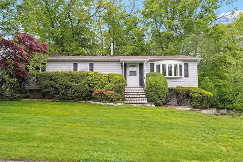 1 Aldan Ct, Clarkstown, NY 10956
