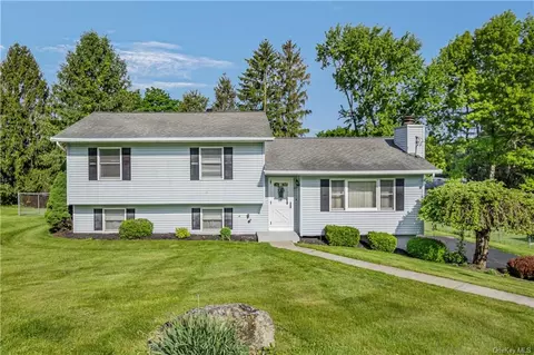 43 Edgewood Dr, Poughkeepsie, NY 12603