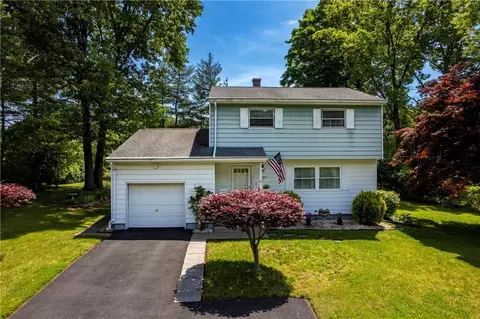 16 Greendale Rd, Clarkstown, NY 10956