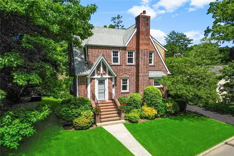 15 Pine Brook Dr, Larchmont, NY 10538