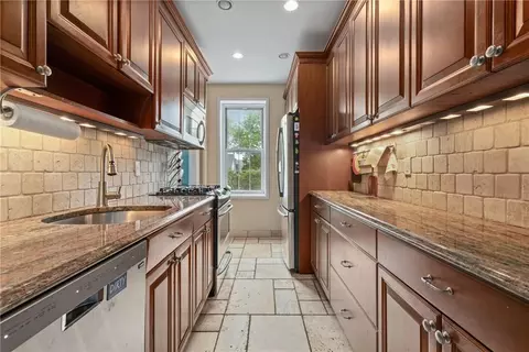 8 Midland Gdns #2J, Bronxville, NY 10708
