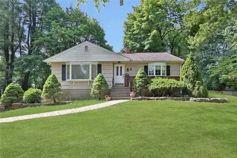 9 Deerwood Dr, Clarkstown, NY 10956