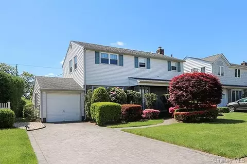32 Lawrence St, New Hyde Park, NY 11040