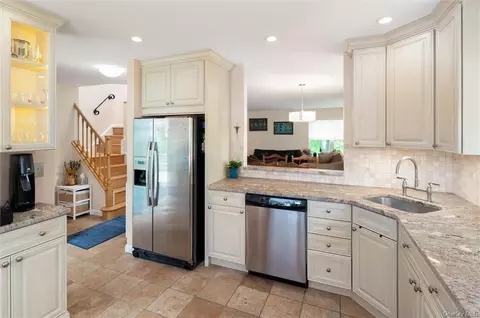 211 Cornwall Meadows Ln, Patterson, NY 12563